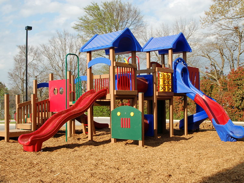 Como é a segurança dos playgrounds em parques públicos?