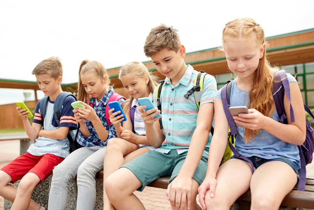 Riscos do uso excessivo de celular e tablets na infância