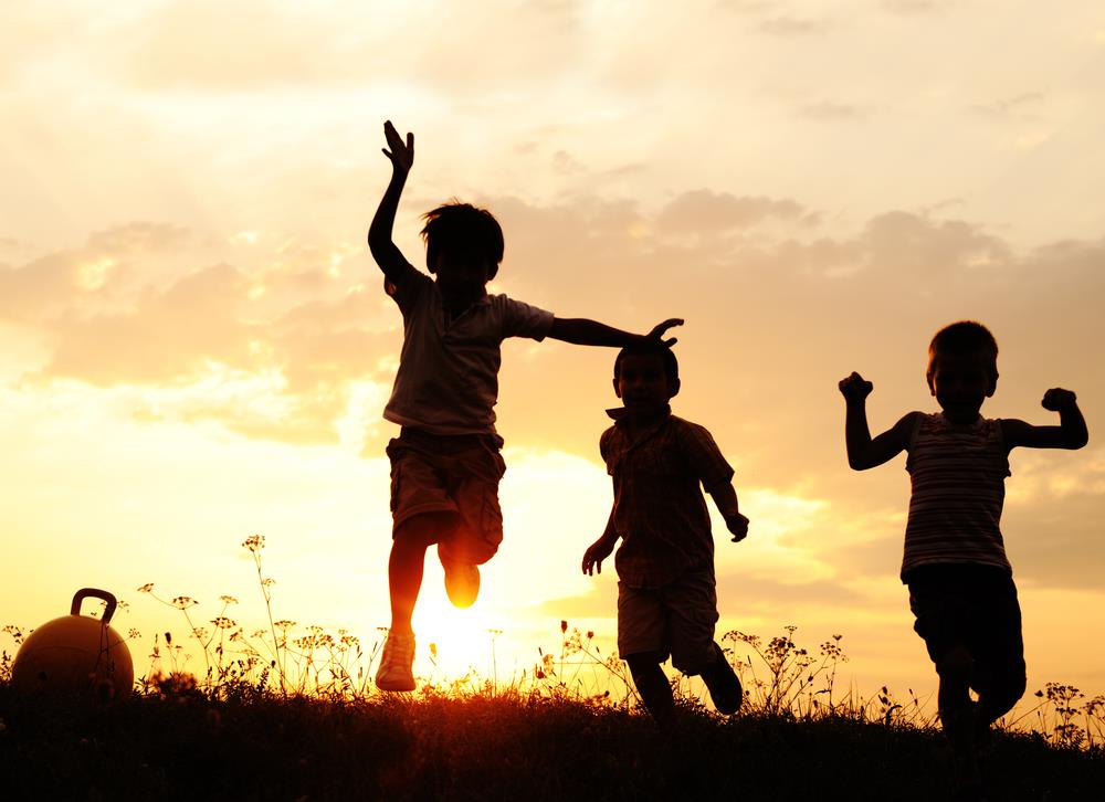 Fique atento com seus filhos brincando sob o sol